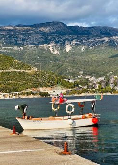 Лодка на берегу в Будве