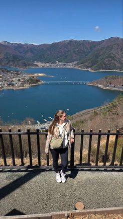 вид со смотровой на озеро в Фудзикавагучико.JPG