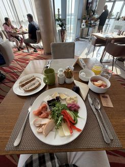 завтрак в отеле.jpg