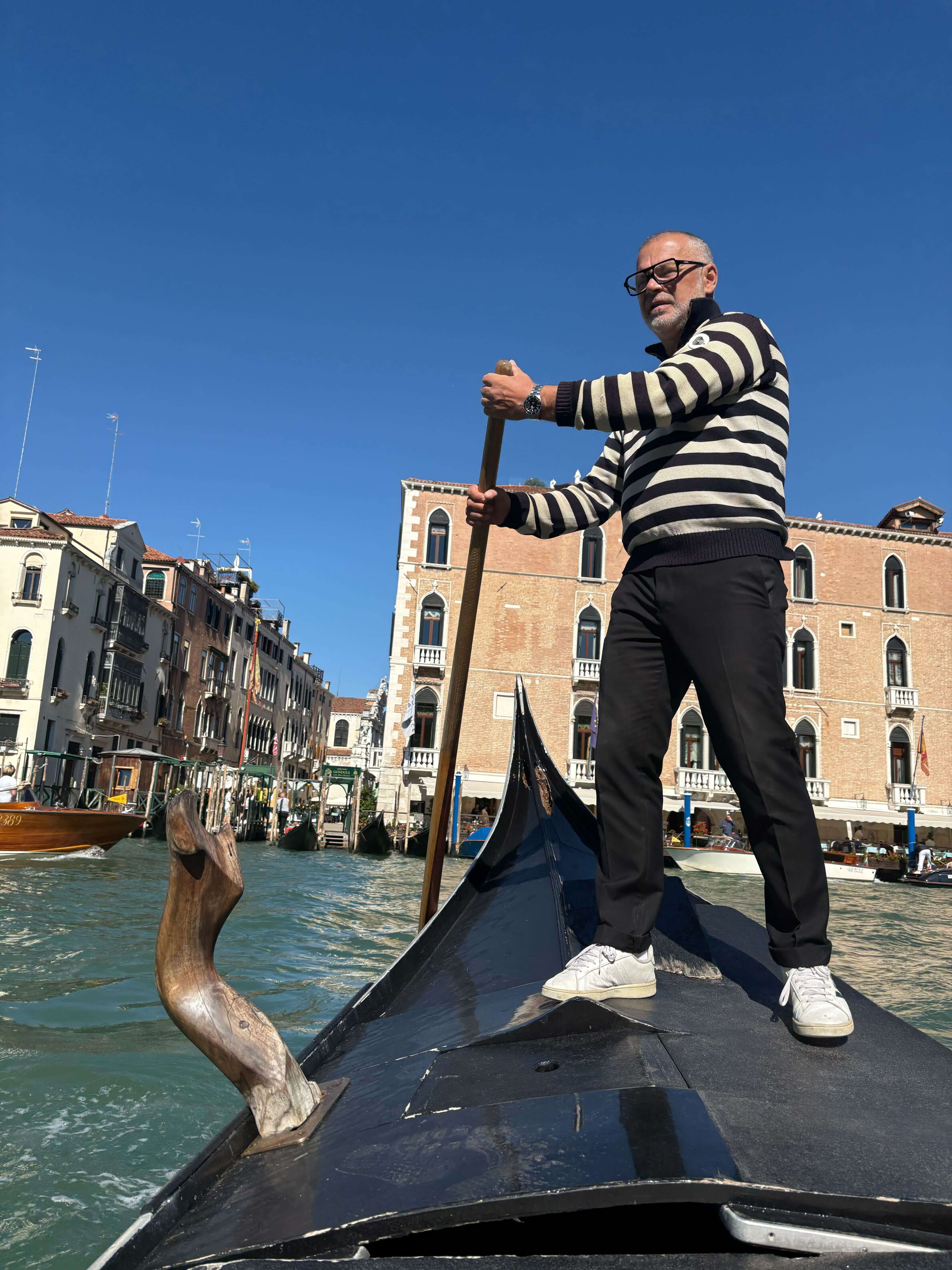 трагетто-большие гондолы для переправы в венеции.jpg