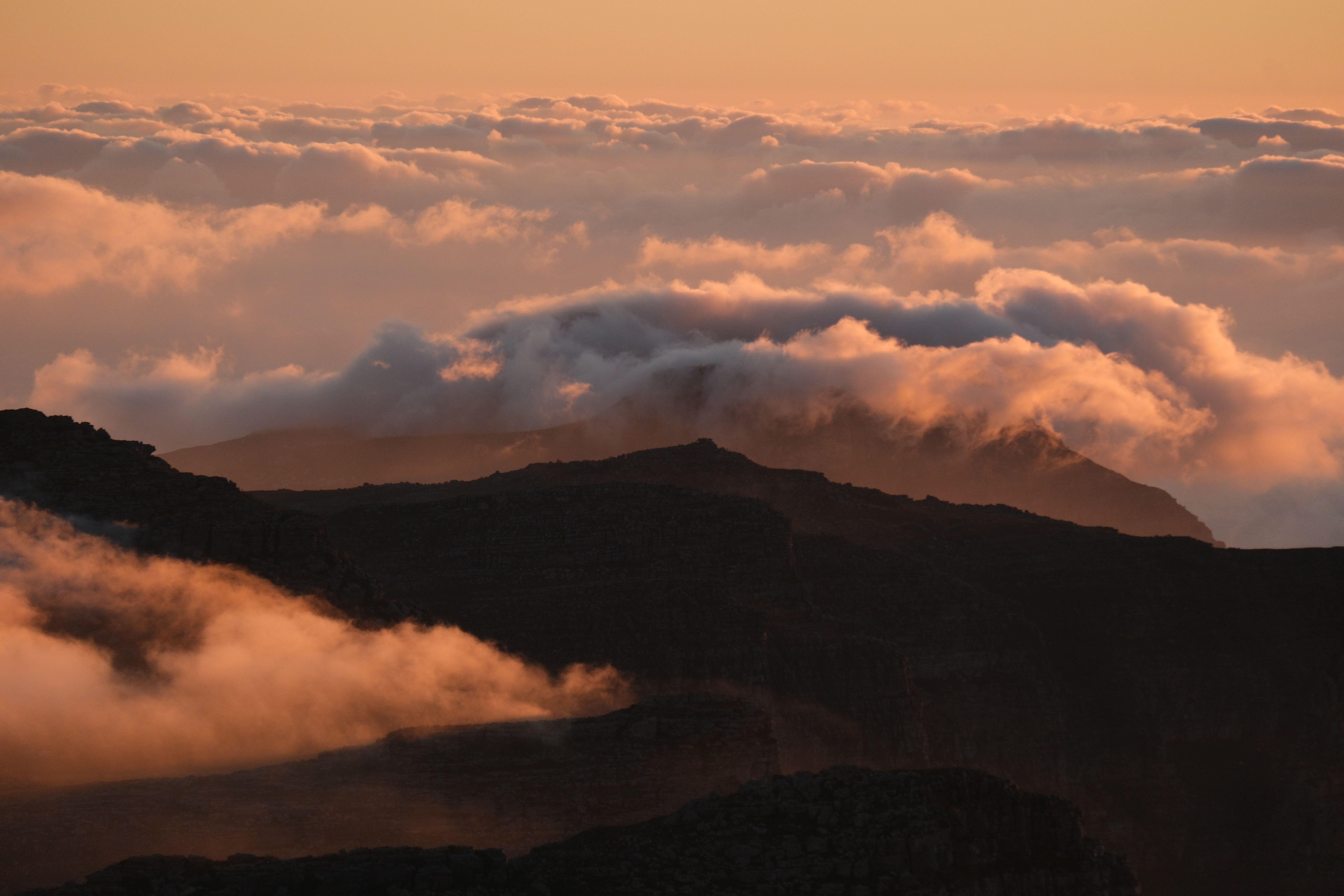 виды со столовой горы на закате, эффект тэйблклоуз - облака как скатерть лежат на горе .jpg